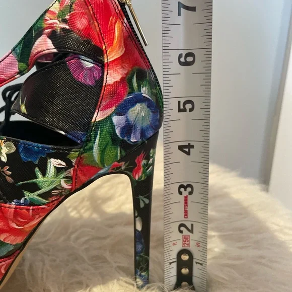 Never Worn/NWOT: Madden Girl “Raceyyy” Strappy Floral Sandals, Size 7 - Picture 5 of 7
